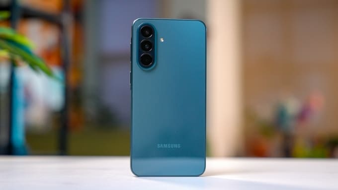 Galaxy A37 sở hữu kích thước 162.9 × 78.2 × 7.4 mm