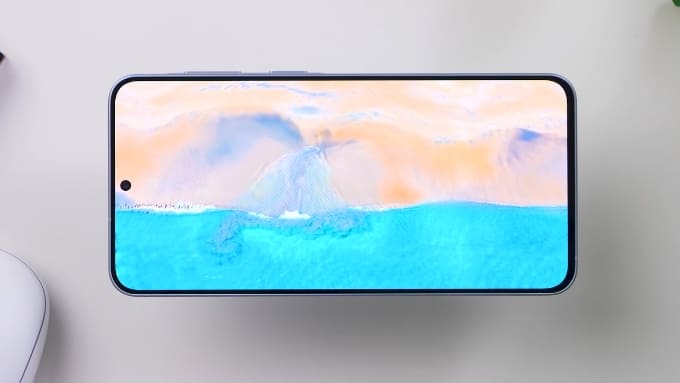 Cả 2 mẫu máy đều được trang bị màn hình phẳng kích thước lớn 6.7 inch