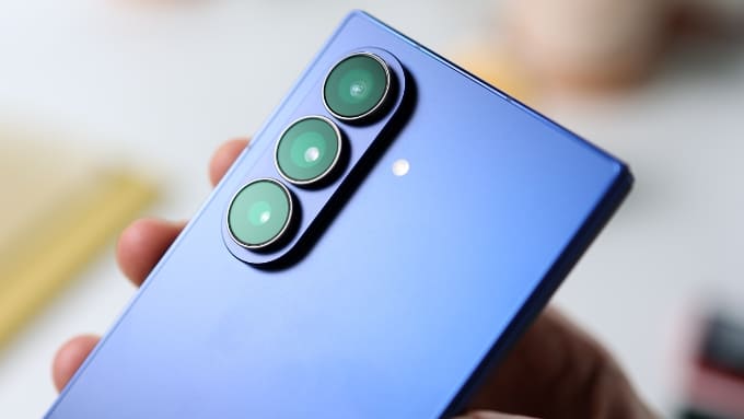 Galaxy Z Fold 7 sở hữu cụm camera sau gồm camera chính 200MP ISOCELL HP2 (1/1.3 inch, OIS)