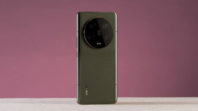 Xiaomi 13 Ultra lớn hơn đôi chút với số đo 163.2 x 74.6 x 9.1 mm