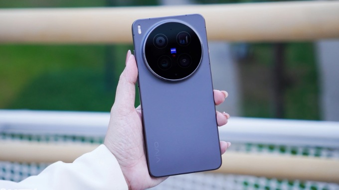 Vivo X300 Ultra có kích thước 163 x 76.8 x 8.2 mm hoặc 8.5 mm