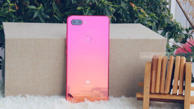 Mặt lưng Mi 8 Lite chuyển màu gradient mới mẻ 