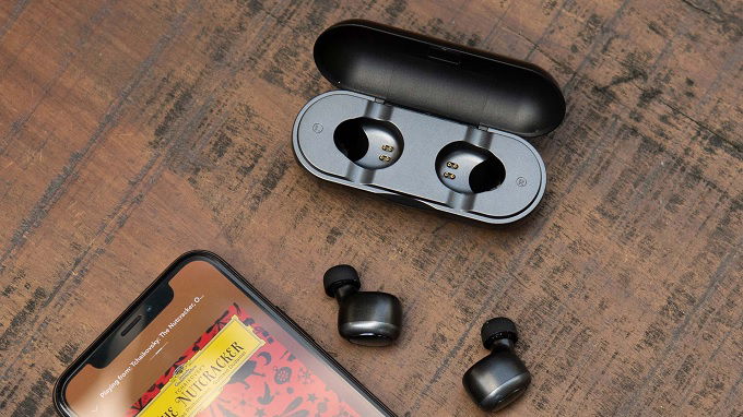 Hộp đựng chính là pin sạc dự phòng cho tai nghe Bluetooth