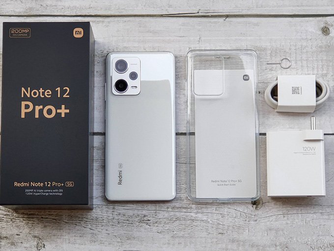 Redmi Note 12 Pro+ vẫn được tặng kèm với đầy đủ các món phụ kiện