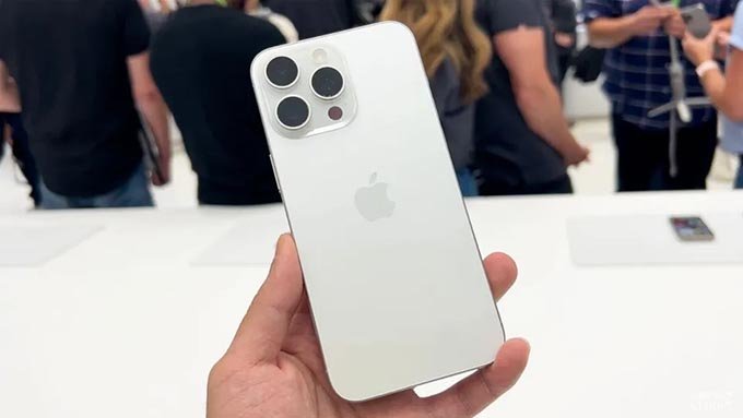 iPhone 15 Pro màu Titan trắng