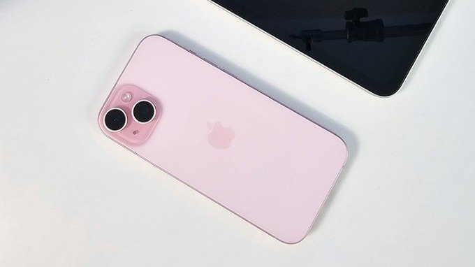 iPhone 15 màu hồng hợp mệnh Thổ