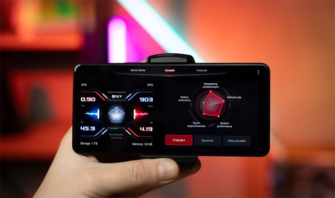 Điện thoại ROG Phone 8 Pro có tấm nền AMOLED 6,78 inch FHD+ 120Hz với độ sáng tối đa 2.500 nits