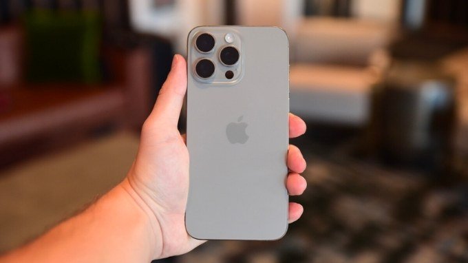 iPhone 15 Pro Max nhẹ hơn với khung viền titan