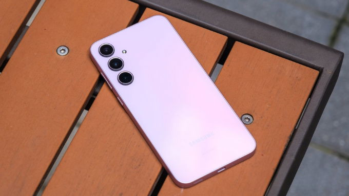 Samsung Galaxy A35 5G gây ấn tượng với thiết kế khung nhôm chắc chắn, mỏng chỉ 8.2mm và nặng 209g