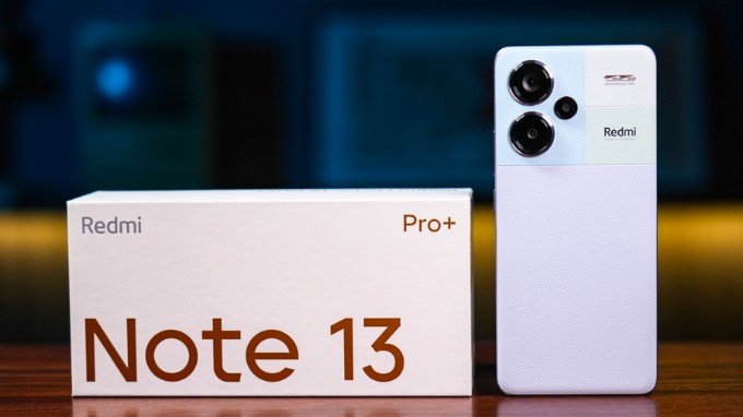 Thiết kế bo cong trên Note 13 Pro Plus cho cảm giác cầm nắm thoải mái hơn