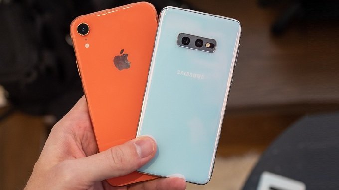 iPhone Xr hay Galaxy S10e đáng giá hơn?
