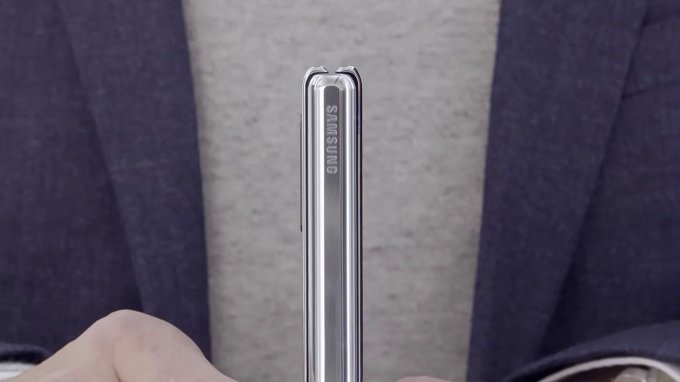 Phần kết nối chắc chắn và đẹp mắt với logo Samsung