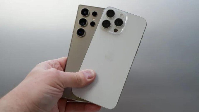 So sánh thiết kế Galaxy S24 Ultra và iPhone 15 Pro Max