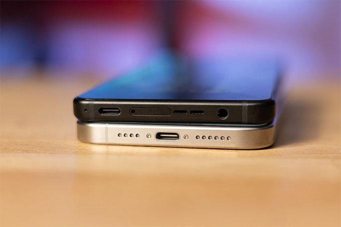  ROG Phone 8 Pro cũng có giắc cắm tai nghe, đây vẫn là một điểm cộng, ngay cả vào năm 2024