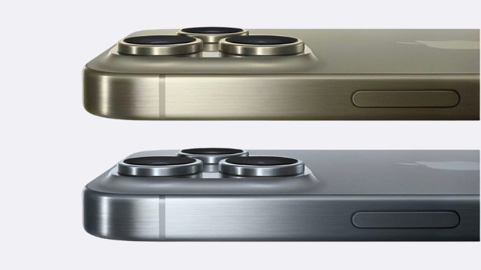 Màu Desert Titanium (trên) và Titanium Gray (dưới) trên iPhone 16 Pro