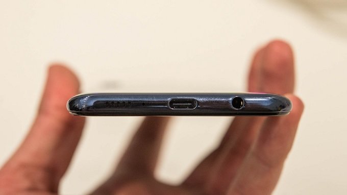 Galaxy A50 vẫn giữ lại jack tai nghe và có cổng USB Type C