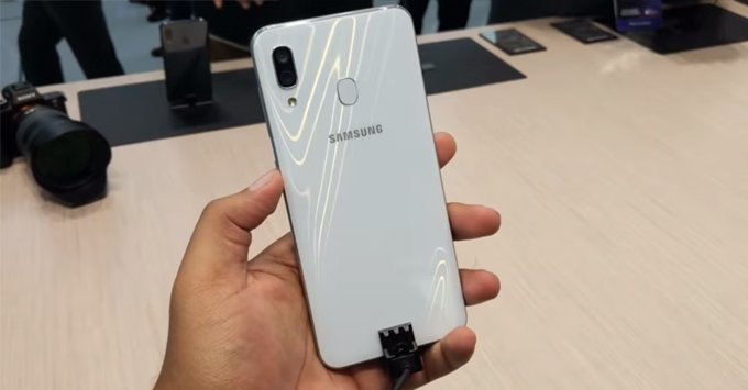 Samsung Galaxy A30 là điện thoại tầm trung vừa được ra mắt