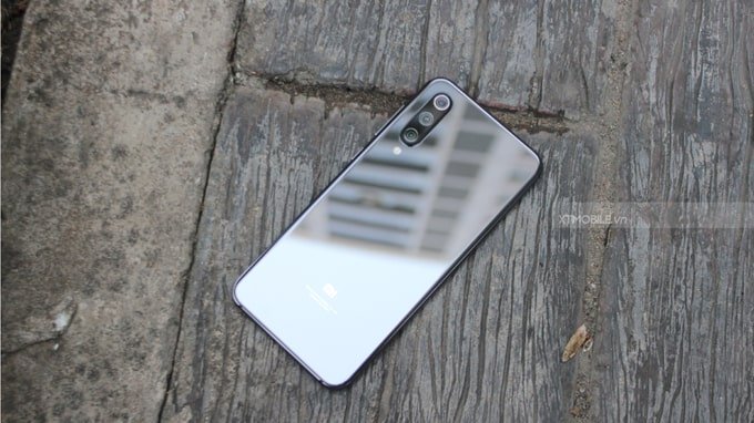 Mặt lưng Xiaomi Mi 9 SE bóng bẩy, đổi màu thùy theo ánh sáng