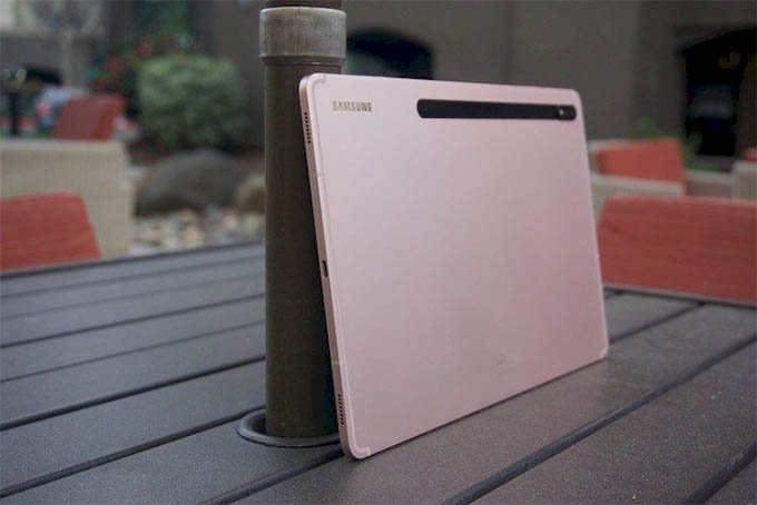Galaxy Tab S8 Plus sở hữu ngoại hình thu hút, bền bỉ