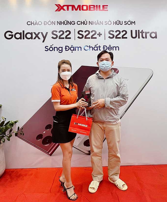 Những vị khách đầu tiên mua Samsung Galaxy S22 Series vào ngày thứ 5 