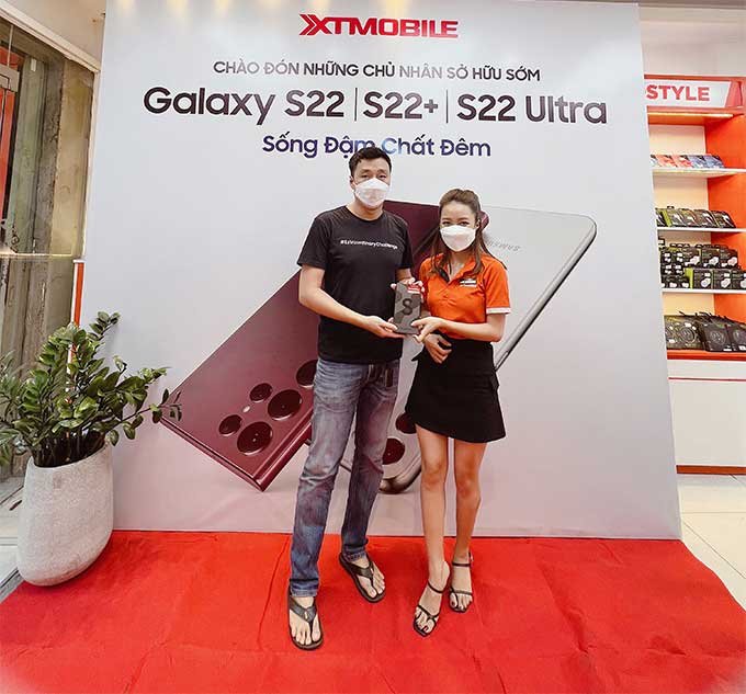 Những vị khách đầu tiên mua Samsung Galaxy S22 Series vào sáng thứ 5 