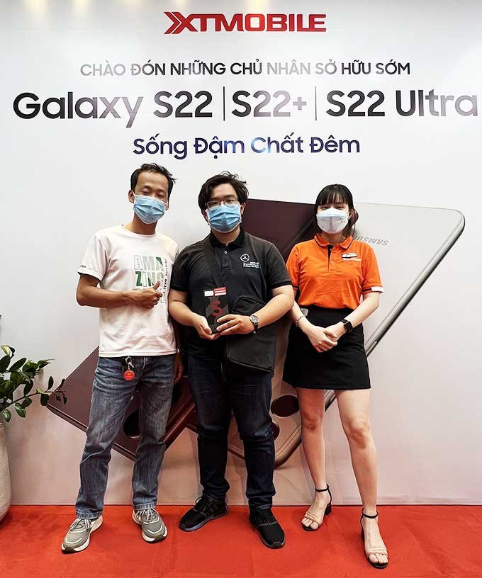 Những vị khách đầu tiên mua sớm nhất Samsung Galaxy S22 Series ngày hôm qua