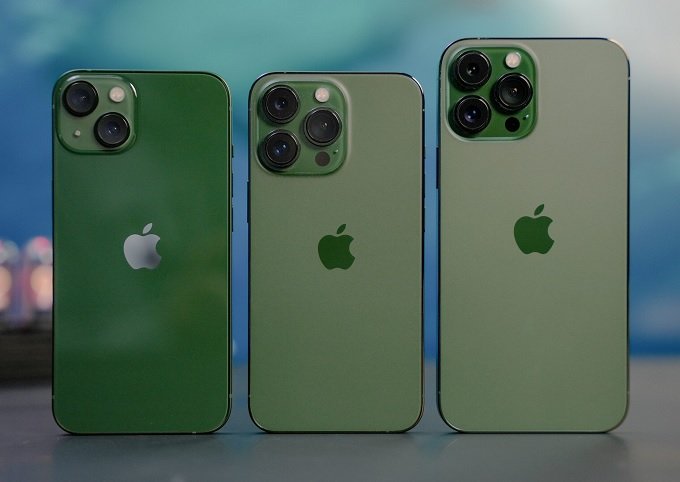 iPhone 13 Pro 128GB xanh lá sở hữu bộ camera 3 ống kính 12MP xếp xen kẽ thành một cụm vuông