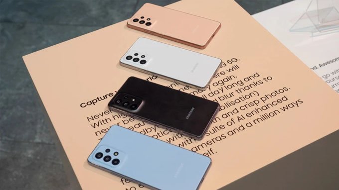 Galaxy A53 được cung cấp nhiều màu sắc hơn so với iPhone SE 2022