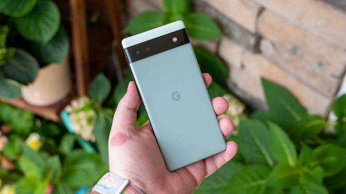 Mặt lưng của Google Pixel 6a được làm tư khính bóng thu hút