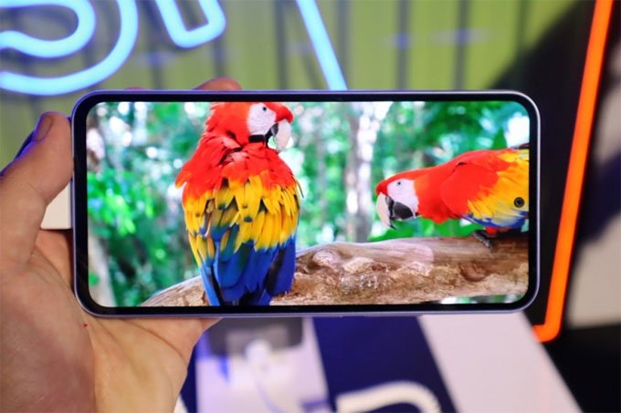 Màn hình Galaxy A54 5G sáng hơn, trang bị khe cắm thẻ nhớ microSD