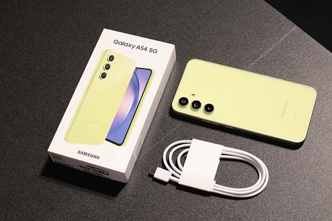 Galaxy A54 có dung lượng pin là 5.000 mAh cao hon Xiaomi 13 Lite