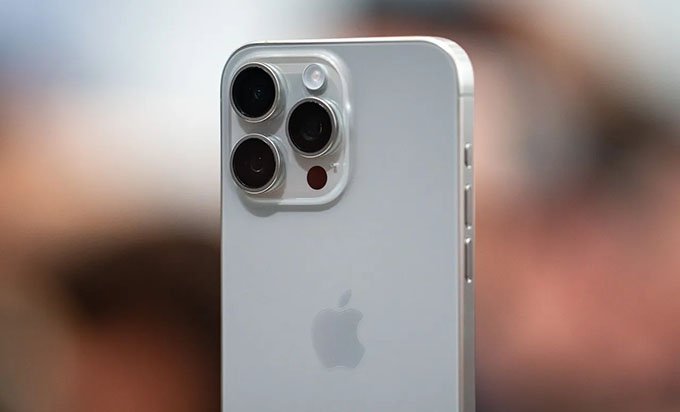 iPhone 15 Pro Max bản Mỹ có khe SIM không?