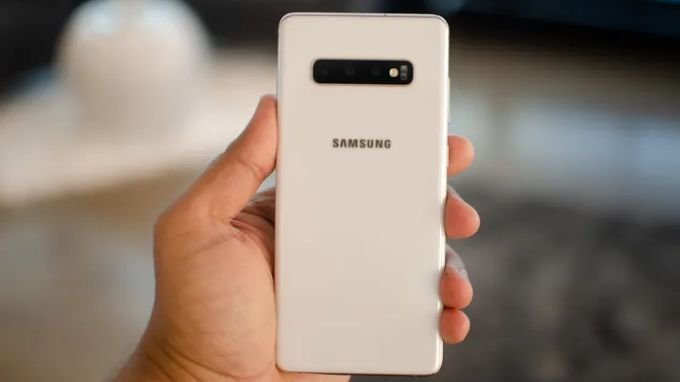 Tổng thể mặt lưng của Samsung Galaxy S10 Plus 128GB cũ Mỹ