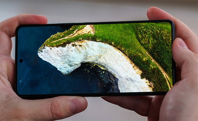 Cả hai điện thoại đều có màn hình  AMOLED 6,8 inch 