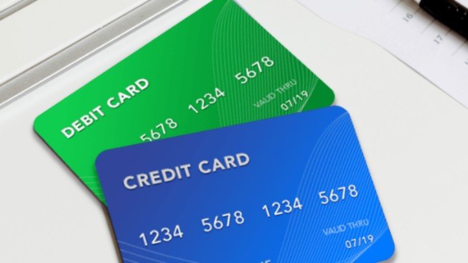 Nên mở thẻ tín dụng hay thẻ ghi nợ?