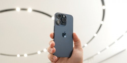 Vì sao iPhone 15 Pro Titan Xanh giá rẻ nhất trong các phiên bản?