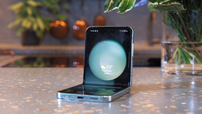 Galaxy Z Flip 5 - Điện thoại dưới 15 triệu đáng mua 