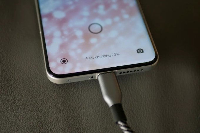 So sánh iPhone 17 Pro Max và Xiaomi 15 Ultra về pin sạc