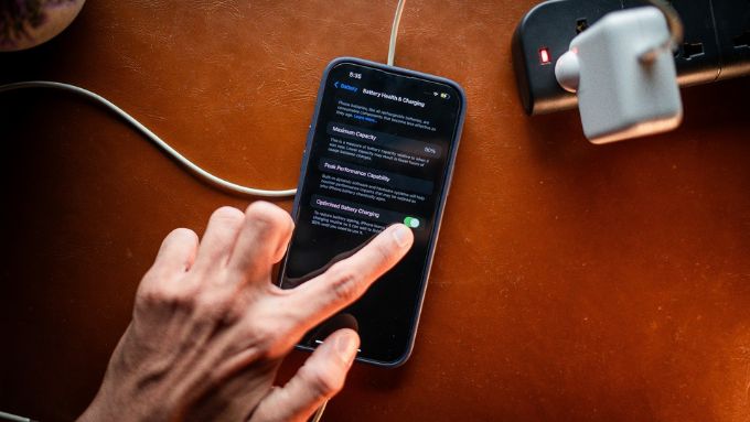 Nguyên nhân iOS 26 báo sạc chậm trên iPhone