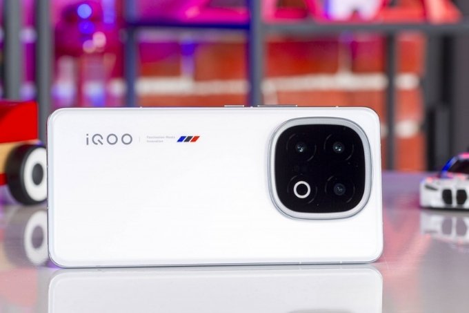 So sánh Nothing Phone (3) và iQOO 13 về thiết kế