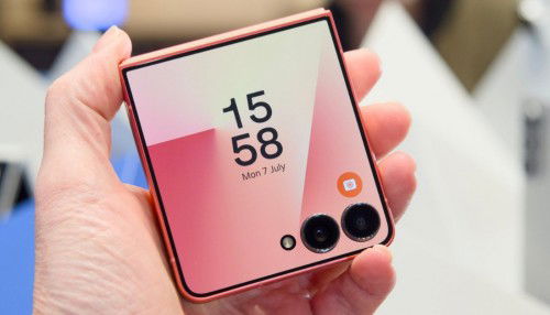 Trên tay Galaxy Z Flip 7: Màn hình phụ tràn viền, thiết kế mỏng nhẹ ấn tượng