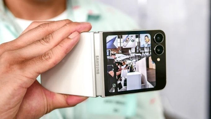 tren-tay-galaxy-z-flip-7-ve-camera-2-xtmobile