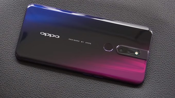 Cảm biến vân tay Oppo F11 Pro  trên điện thoại cũng được đặt theo một đường thẳng với camera 