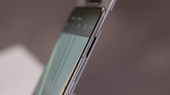 Galaxy A80 có cạnh máy thiết kế khá mỏng và thanh thoát