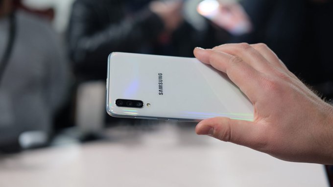Galaxy A70 sở hữu dung lượng pin khổng lồ lên đến 4500 mAh