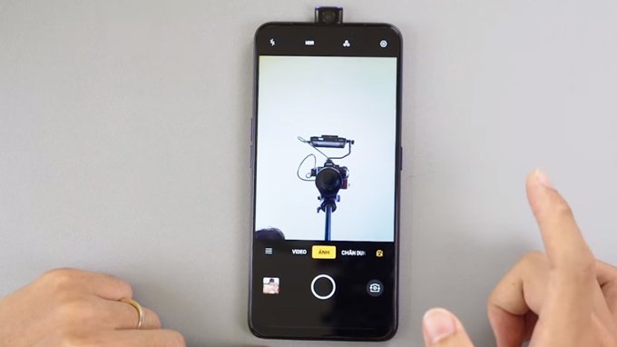 Camera selfie của Oppo F11 Pro tự động trồi lên