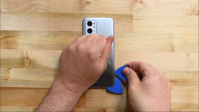 OnePlus 9 Pro sau khi hơ chảy keo có thể dùng nạy để tháo