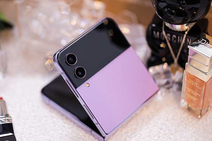 2022: iPhone 14 Plus Purple và Galaxy Z Flip 4 Bora Purple
