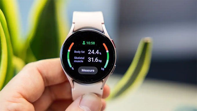 Galaxy Watch 5 được trang bị các tính năng như theo dõi nhịp tim, GPS và oxy trong máu
