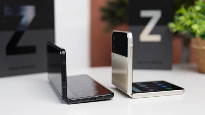 Galaxy Z Flip 5 sở hữu thiết kế bản lề 